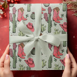 Green Western Howdy Christmas Cowgirl Geschenkpapier<br><div class="desc">Dieses lustige und festliche Western Howdy Weihnachts-Cowgirl Packpapier zeigt handgezeichnet Illustrationen von Xmas Cowgirl Stiefel,  Hüte,  Fingern,  Kakteen,  heiligen Beeren und Sternen. Alles vor einem eleganten,  sanften grünen Hintergrund.</div>