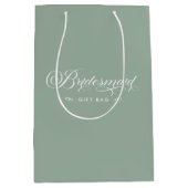 Green White Bridesmaid Elegante Script Typografie Mittlere Geschenktüte (Vorderseite)