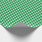 Green White Elegant Irish Kleeblatt Clover Pattern Geschenkpapier (Ecke)