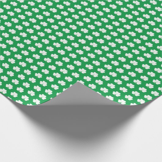 Green White Elegant Irish Kleeblatt Clover Pattern Geschenkpapier (Ecke)