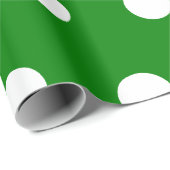 Green White Medium Polka Dots Geschenkpapier (Rolleneckpunkt)