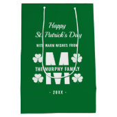 Green White Monogram Family Name St. Patrick's Day Mittlere Geschenktüte (Rückseite)