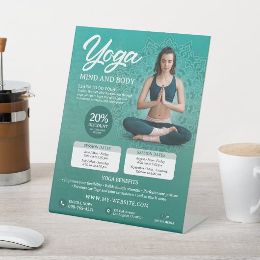 Green Yoga Class, Yoga Instructor, Yoga Lehrer Sockelschild (In SItu)