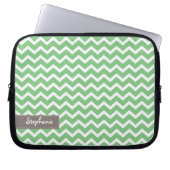Green Zig Zag Chevrons Pattern Laptopschutzhülle (Vorderseite)