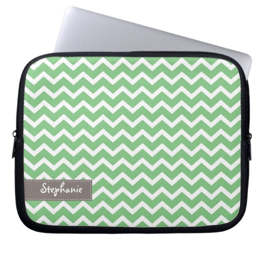 Green Zig Zag Chevrons Pattern Laptopschutzhülle (Vorderseite)