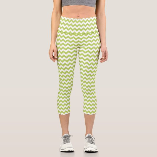 Green Zigzag, grün Zickzack, geometrisches Muster Capri Leggings (Vorderseite)