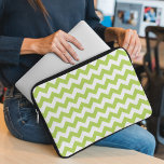 Green Zigzag, grün Zickzack, geometrisches Muster Laptopschutzhülle<br><div class="desc">Elegantes,  stilvolles und raffiniertes Zickzackmuster (Zickzack) in Grün und Weiß. Modernes und trendiges Geschenk,  perfekt für den Zickzack Liebhaber in Ihrem Leben.</div>