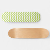 Green Zigzag, grün Zickzack, geometrisches Muster Skateboard (Horizontal)