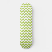 Green Zigzag, grün Zickzack, geometrisches Muster Skateboard (Vorderseite)