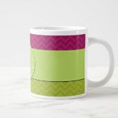 Green Zigzag, Pink Zigzag, Zickzack, Monogram Jumbo-Tasse (Rechts)