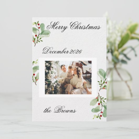 Greenery Berry Christmas Photo Card Einladung (Stehend Vorderseite)