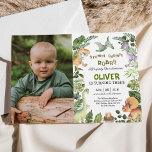 Greenery Dinosaur Jurassic Geburtstagsparty Foto i Einladung<br><div class="desc">Stomp, Chomp, Roar! Lasst uns wie ein Dinosaurier Party machen! Mit charmanten Illustrationen von freundlichen Dinosauriern und üppigen tropischen Blätter wird diese Einladung den perfekten Ton für Ihre Veranstaltung Set. Es ist perfekt für Eltern, die gewollt haben, ihre Einladung mit dem Foto und den Details ihres kleinen Kindes zu personalisieren,...</div>