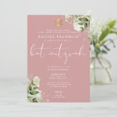 Greenery Dusty Rose Pink Monogram Bat Mitzvah Einladung (Stehend Vorderseite)