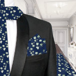 Greenery Eucalyptus Navy Wedding Pocket Square Halstuch<br><div class="desc">Ein marineblau und grün nur Hochzeitstasche Quadrat mit einem tiefen marineblauen Hintergrund mit einem lebendigen Muster von grünen Eukalyptusstemmen.</div>