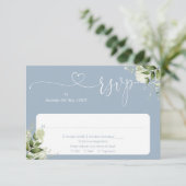 Greenery Floral Script Heart Dusty Blue RSVP Karte (Stehend Vorderseite)