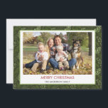 Greenery Leaf Modern Simple Merry Christmas Feiertagskarte<br><div class="desc">Grünes grünes Leaf Moderne einfache Weihnachtsfotokarte. Das Bild und der Familienname können auf dieser einfachen und eleganten Weihnachtsfamilienfotokarte im Grünen ersetzt werden.</div>