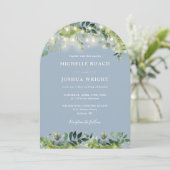 Greenery Lights Monogram Dusty Blue Wedding Einladung (Stehend Vorderseite)