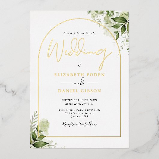 Greenery Monogram Elegant Script Wedding Gold Arch Folieneinladung (Vorderseite)