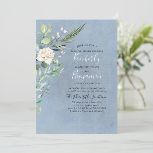 Greenery und Dusty Blue Wedding Probe Dinner Einladung (Stehend Vorderseite)