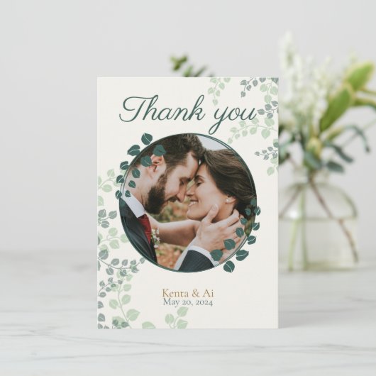 Greenery und Monogram Wedding Flat Danke Karte (Stehend Vorderseite)