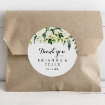 Greenery White Floral Vielen Dank Gastgeschenk Hoc Runder Aufkleber<br><div class="desc">Dieses grüne, weiße Blumenmotiv dankt Ihnen Gastgeschenk Hochzeit klassischen Rundaufkleber ist perfekt für eine rustikale Hochzeit. Das Design besticht durch elegante, weiße, Aquarellbäume mit grünem Blattwerk. Machen Sie den Aufkleber mit Ihren eigenen Namen, der Veranstaltung (falls zutreffend) und dem Datum versehen. Diese Aufkleber können einen Hochzeitsempfang, Brautparty oder jede Veranstaltung...</div>