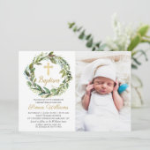 Greenery Wreath Gold Cross Boy Taufe Foto Einladung (Stehend Vorderseite)