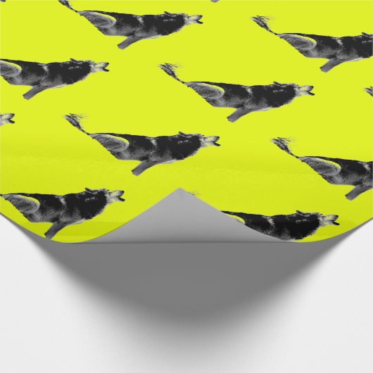 Greenish Yellow Howling Gray Wolf Geschenkpapier (Ecke)