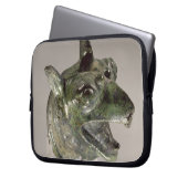 Greifkopf, Fragment eines Kesselzubehörs, f Laptopschutzhülle (Vorderseite Links)