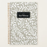 Greige Sketched Floral Leaf Jahr und Name Planner Planer<br><div class="desc">Beginnen Sie Ihr Jahr auf dem rechten Fuß mit diesem personalisierten und schicken Monatsplaner mit einem Muster aus handgezeichnet,  weißen Blätterfässern und kleinen Blume auf einem modernen grauen Hintergrund. Vergessen Sie nicht,  die Vorderseite mit dem Jahr und dem Namen Ihrer Wahl anzupassen!</div>