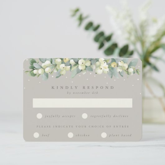 Greige Snowberry+Eucalyptus Garland Winter Wedding RSVP Karte (Stehend Vorderseite)