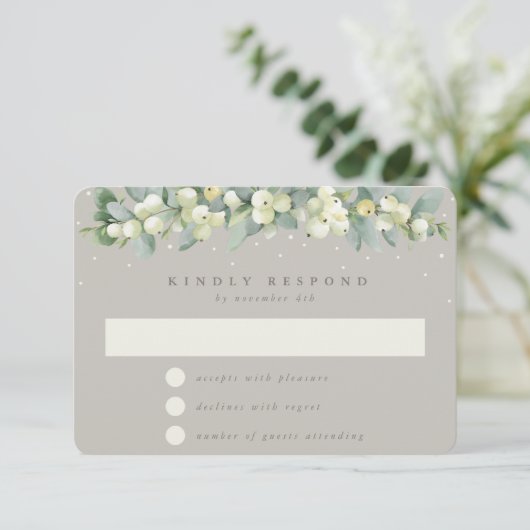Greige Snowberry+Eucalyptus Garland Winter Wedding RSVP Karte (Stehend Vorderseite)