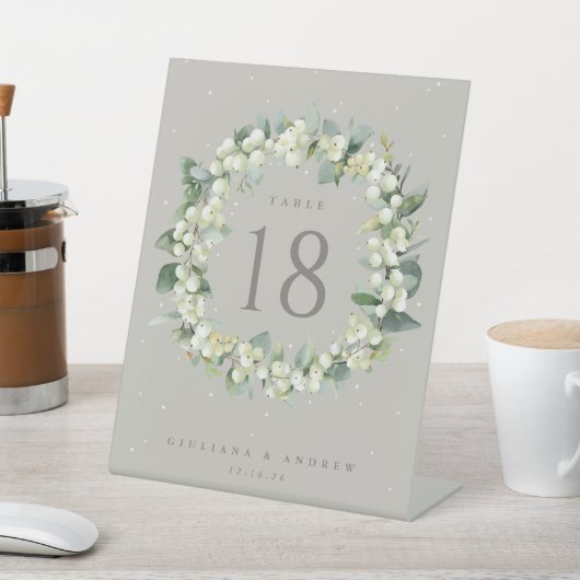 Greige Snowberry+Eucalyptus Wedding Tischnummer Sockelschild (In SItu)