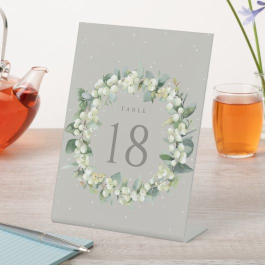Greige Snowberry+Eucalyptus Wedding Tischnummer Sockelschild (In Situ)