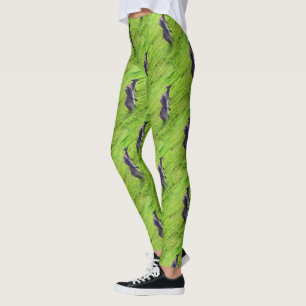 Grenzenlose Horizonte: Graue Kängurus auf grüner E Leggings
