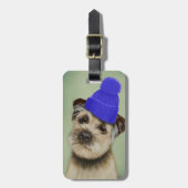 Grenzer Terrier mit blauem Bobble Hat Gepäckanhänger (Vorderseite vertikal)