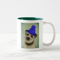 Grenzer Terrier mit blauem Bobble Hat