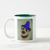 Grenzer Terrier mit blauem Bobble Hat Zweifarbige Tasse (Links)
