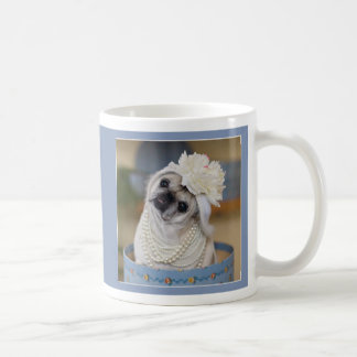 Gretta Rose in der Perlen-Mops-Tasse Kaffeetasse