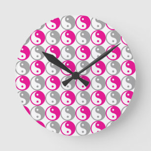 Grey and pink yin yang pattern runde wanduhr