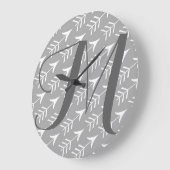 Grey and White Arrows with Monogram Große Wanduhr (Winkel)