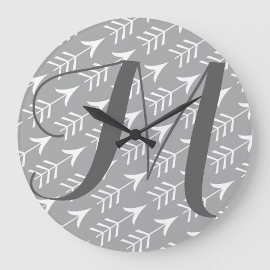 Grey and White Arrows with Monogram Große Wanduhr (Vorderseite)