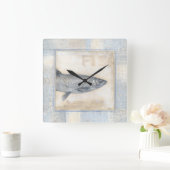 Grey Fish on Beige Background Quadratische Wanduhr (Zuhause)