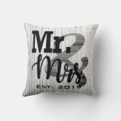 Grey Imitats Wood Mr. und Mrs. Wedding Pillow Kissen (Rückseite)