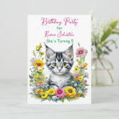 Grey Kitten Themed Floral Girl's Birthday Party Einladung (Stehend Vorderseite)