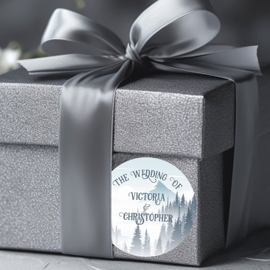 Grey Mountain Fog Forest Wilderness Winter Wedding Runder Aufkleber