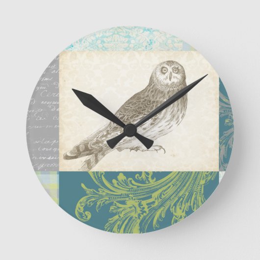 Grey Owl on Pattern Background Runde Wanduhr (Vorderseite)