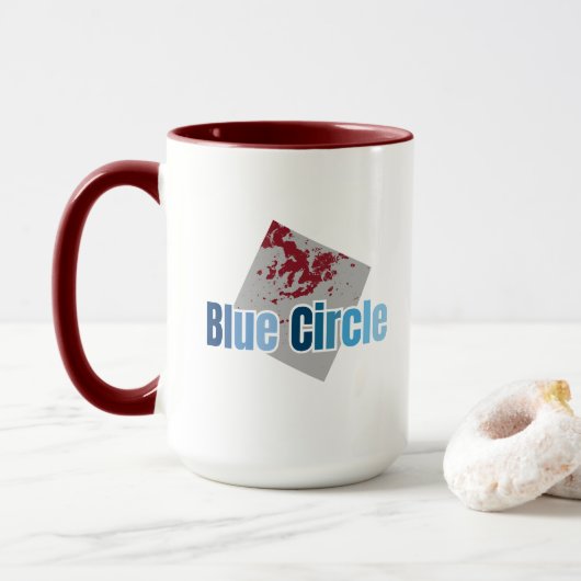Grey Square with Red Stain and Blue Circle Text Tasse (Mit Donut)