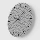 Grey stripes zigzag pattern große wanduhr (Winkel)