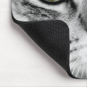 Grey Tabby Green Mit Augen Nah Up Mousepad (Ecke)