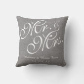Grey White Linen Mr. and Mrs Wedding Pillow Kissen (Rückseite)